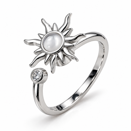 Bague anti-stress Soléa argentée en acier inoxydable, sur fond blanc