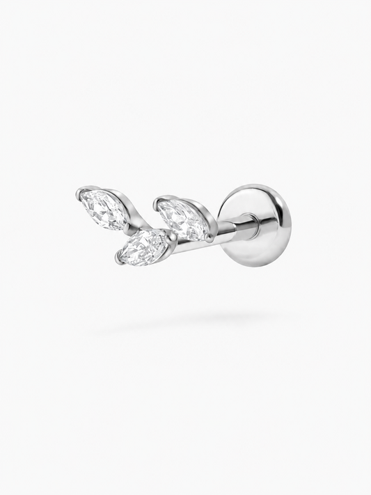 Boucles d'oreilles Olivia argentées en acier inoxydable, sur fond blanc