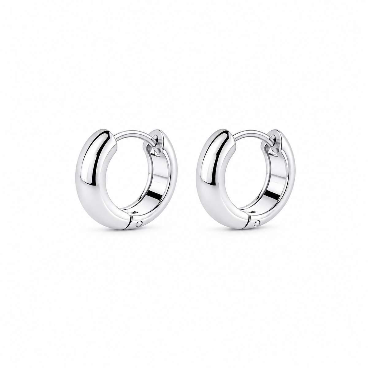 Boucles d'oreilles Ora argentées en acier inoxydable, sur fond blanc