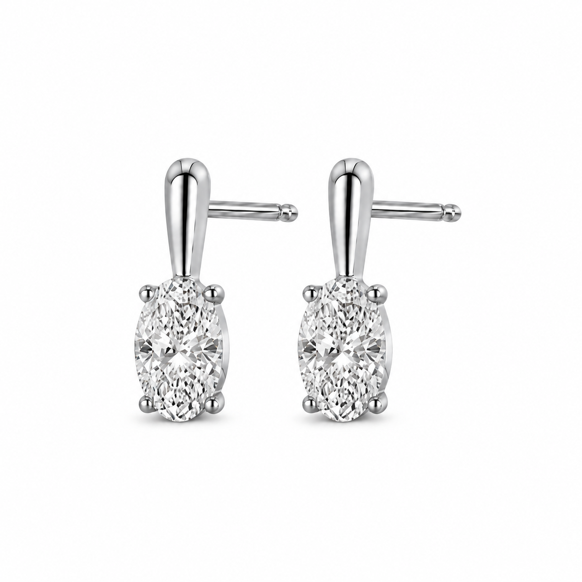 Boucles d'oreilles Raindrops argentées en acier inoxydable, sur fond blanc