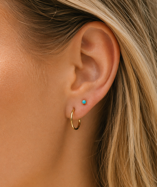 Boucles d'oreilles Mini Turquoise à dos plat – mise en scène