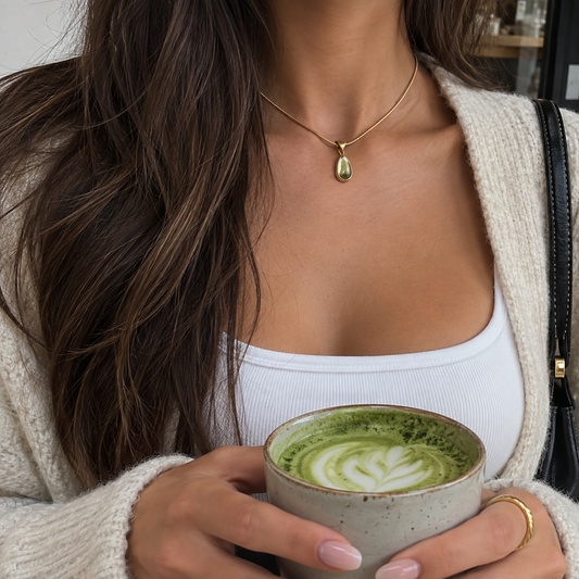 Collier Goutte Olive doré à pendentif goutte – mise en scène