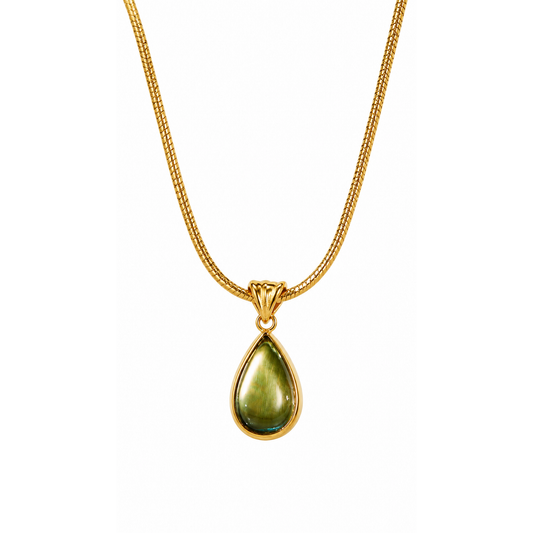 Collier Goutte Olive en acier inoxydable, sur fond blanc