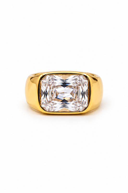 Bague Éclat chevalière dorée à pierre claire rectangle – photo produit