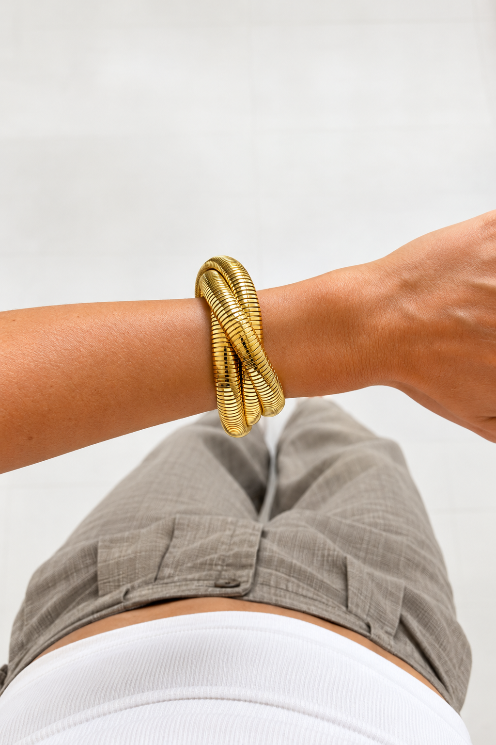 Bracelet Serpentine doré porté au poignet – mise en scène